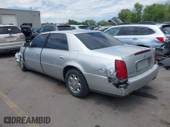 2002 Cadillac DeVille z VIN 1G6KD54Y22U108080, wystawiony jako IAAI lot #42304179 z przebiegiem 278 141 mil mil oraz . Historia ofert i sprzedaży dostępna na DreamBid. Obrazek 3.