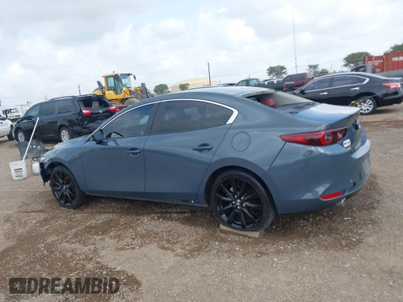 2022 Mazda 3 Carbon Edition z VIN 3MZBPACL7NM313242, wystawiony jako IAAI lot #42095279 z przebiegiem 30 787 mil mil oraz . Historia ofert i sprzedaży dostępna na DreamBid. Obrazek 14.
