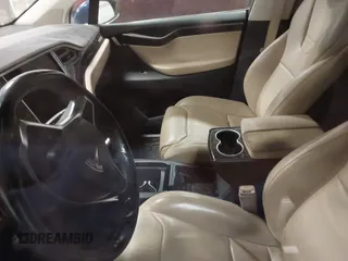 2016 Tesla Model X 70D z VIN 5YJXCBE27GF012024, wystawiony jako IAAI lot #41799547 z przebiegiem Nie podano mil oraz . Historia ofert i sprzedaży dostępna na DreamBid. Obrazek 14.