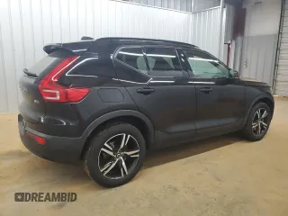2023 Volvo XC40 Plus Dark Theme z VIN YV4L12UL4P2967328, wystawiony jako Copart lot #55800735 z przebiegiem 96 119 mil mil oraz Tytuł czysty. Historia ofert i sprzedaży dostępna na DreamBid. Obrazek 3.