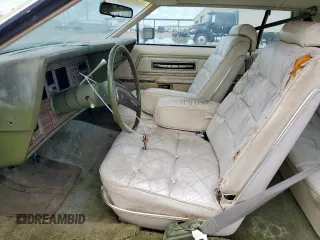 1975 Lincoln Continental z VIN 5Y89A889209, wystawiony jako Copart lot #64262235 z przebiegiem 86 783 mil mil oraz Czysty tytuł • Clean title. Historia ofert i sprzedaży dostępna na DreamBid. Obrazek 7.