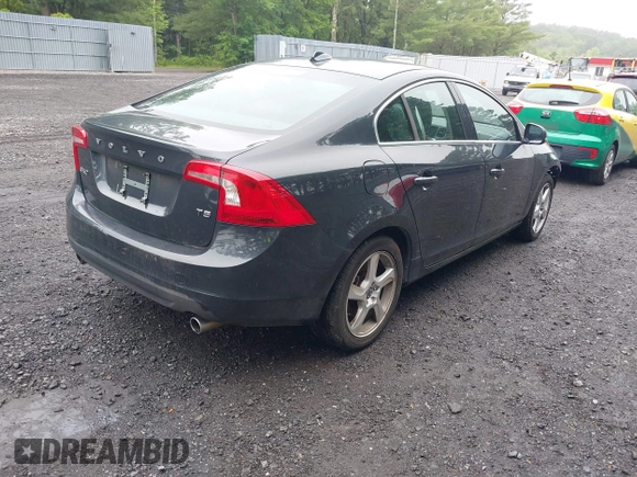 2013 Volvo S60 T5 Premier z VIN YV1612FS3D2230809, wystawiony jako IAAI lot #42526076 z przebiegiem 91 519 mil mil oraz . Historia ofert i sprzedaży dostępna na DreamBid. Obrazek 4.