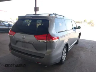 2013 Toyota Sienna XLE AAS z VIN 5TDYK3DC9DS305552, wystawiony jako IAAI lot #42386940 z przebiegiem 64 823 mil mil oraz . Historia ofert i sprzedaży dostępna na DreamBid. Obrazek 4.