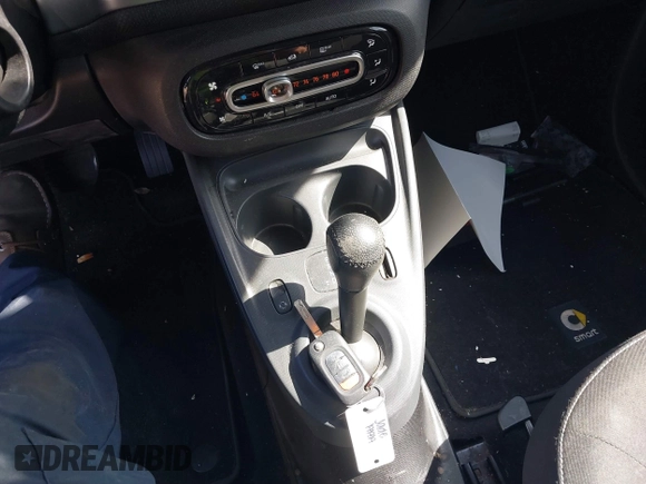 2016 Smart fortwo Passion z VIN WMEFJ5DA4GK067126, wystawiony jako IAAI lot #41559385 z przebiegiem 79 540 mil mil oraz . Historia ofert i sprzedaży dostępna na DreamBid. Obrazek 11.