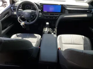 2025 Toyota Camry LE z VIN 4T1DAACK4SU520274, wystawiony jako Copart lot #54437705 z przebiegiem 9 078 mil mil oraz Czysty tytuł • Clean title. Historia ofert i sprzedaży dostępna na DreamBid. Obrazek 8.