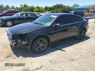 2012 Chrysler 200 Touring z VIN 1C3CCBBB9CN181478, wystawiony jako Copart lot #57318715 z przebiegiem 151 534 mil mil oraz Szkoda całkowita • Salvage title. Historia ofert i sprzedaży dostępna na DreamBid. Obrazek 1.