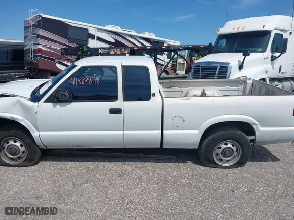 2000 GMC Sonoma SLS with VIN 1GTDT19W4YK230095, listed as a IAAI auction lot 41887818 with 232,455 mi miles. Bid and sale history available at carsss.com. Image 14.