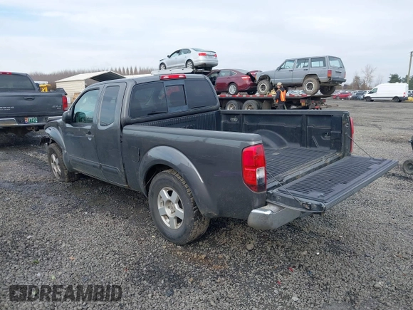 2007 Nissan Frontier SE z VIN 1N6AD06U97C442798, wystawiony jako IAAI lot #41548424 z przebiegiem 230 153 mil mil oraz . Historia ofert i sprzedaży dostępna na DreamBid. Obrazek 3.