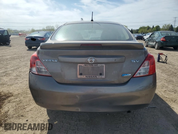 2013 Nissan Versa S Plus z VIN 3N1CN7AP5DL884595, wystawiony jako Copart lot #55261085 z przebiegiem 148 058 mil mil oraz Szkoda całkowita • Salvage title. Historia ofert i sprzedaży dostępna na DreamBid. Obrazek 6.