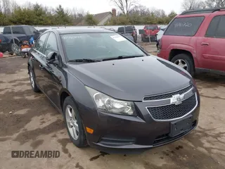 2014 Chevrolet Cruze 1LT z VIN 1G1PC5SB8E7477980, wystawiony jako IAAI lot #41454154 z przebiegiem 172 649 mil mil oraz . Historia ofert i sprzedaży dostępna na DreamBid. Obrazek 1.