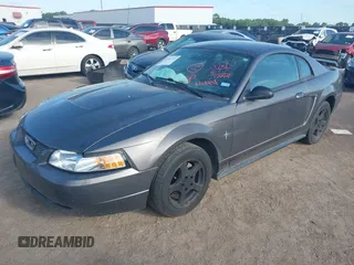 2003 Ford Mustang Standard z VIN 1FAFP40463F341216, wystawiony jako IAAI lot #42601357 z przebiegiem 145 520 mil mil oraz . Historia ofert i sprzedaży dostępna na DreamBid. Obrazek 2.