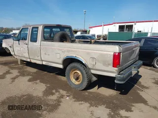 1997 Ford F-250 z VIN 1FTHX25G1VEC11525, wystawiony jako IAAI lot #42063357 z przebiegiem 226 222 mil mil oraz . Historia ofert i sprzedaży dostępna na DreamBid. Obrazek 3.
