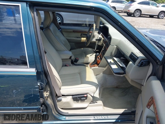1998 Volvo S90 z VIN YV1KS9605W1128293, wystawiony jako IAAI lot #42332645 z przebiegiem 252 576 mil mil oraz . Historia ofert i sprzedaży dostępna na DreamBid. Obrazek 5.