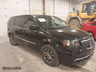 2015 Chrysler Town & Country S with VIN 2C4RC1HG0FR751202, listed as a IAAI auction lot 41865915 with 135,800 mi miles. Bid and sale history available at carsss.com. Image 1.