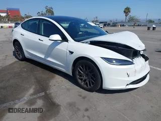 2025 Tesla Model 3 Long Range z VIN 5YJ3E1EA4SF903567, wystawiony jako IAAI lot #42453246 z przebiegiem 19 365 mil mil oraz . Historia ofert i sprzedaży dostępna na DreamBid. Obrazek 1.