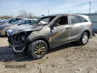 2018 Kia Sorento L z VIN 5XYPG4A31JG425779, wystawiony jako Copart lot #49450385 z przebiegiem Nie podano mil oraz Szkoda całkowita • Salvage title. Historia ofert i sprzedaży dostępna na DreamBid. Obrazek 1.