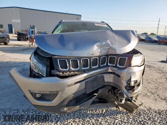 2018 Jeep Compass Latitude z VIN 3C4NJDBB7JT401817, wystawiony jako Copart lot #52244815 z przebiegiem 94 858 mil mil oraz Szkody całkowita. Historia ofert i sprzedaży dostępna na DreamBid. Obrazek 5.