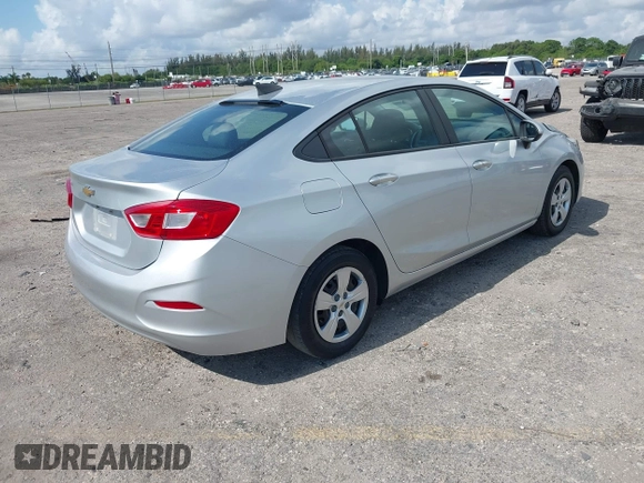 2017 Chevrolet Cruze LS z VIN 1G1BC5SM5H7233199, wystawiony jako IAAI lot #42168232 z przebiegiem 48 052 mil mil oraz . Historia ofert i sprzedaży dostępna na DreamBid. Obrazek 4.