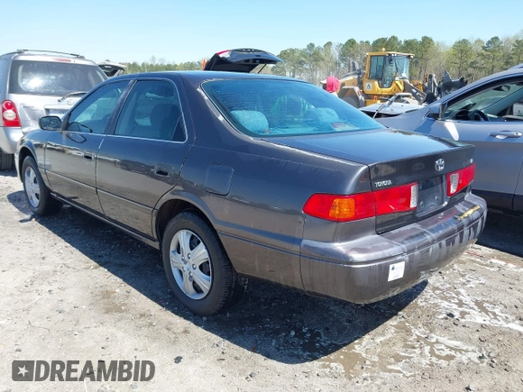 2000 Toyota Camry CE z VIN 4T1BG22K5YU989265, wystawiony jako IAAI lot #41800338 z przebiegiem 381 964 mil mil oraz . Historia ofert i sprzedaży dostępna na DreamBid. Obrazek 3.
