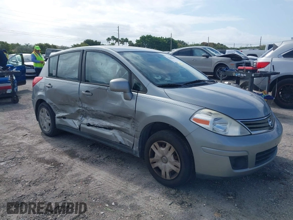 2011 Nissan Versa SL z VIN 3N1BC1CP3BL402120, wystawiony jako IAAI lot #42006620 z przebiegiem 147 023 mil mil oraz . Historia ofert i sprzedaży dostępna na DreamBid. Obrazek 1.