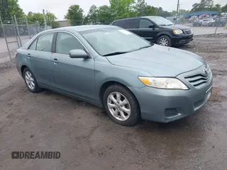 2011 Toyota Camry LE z VIN 4T1BF3EK9BU703574, wystawiony jako IAAI lot #42340280 z przebiegiem 327 951 mil mil oraz . Historia ofert i sprzedaży dostępna na DreamBid. Obrazek 1.
