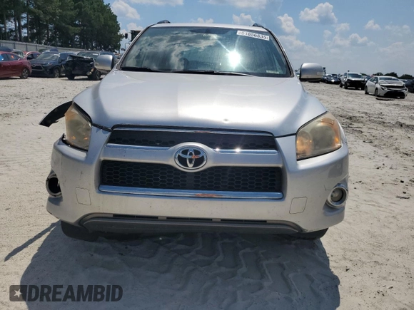 2010 Toyota RAV4 Limited z VIN JTMYF4DV3AD016055, wystawiony jako Copart lot #61856835 z przebiegiem 202 832 mil mil oraz Szkoda całkowita • Salvage title. Historia ofert i sprzedaży dostępna na DreamBid. Obrazek 5.
