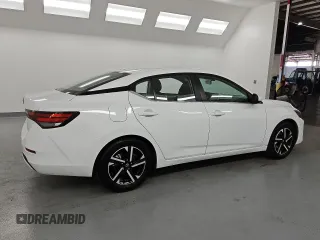 2025 Nissan Sentra SV z VIN 3N1AB8CV7SY231851, wystawiony jako Copart lot #59212925 z przebiegiem 13 771 mil mil oraz Czysty tytuł • Clean title. Historia ofert i sprzedaży dostępna na DreamBid. Obrazek 3.