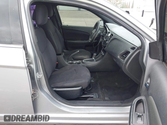 2013 Chrysler 200 Touring z VIN 1C3CCBBB5DN672082, wystawiony jako IAAI lot #42352481 z przebiegiem 170 311 mil mil oraz . Historia ofert i sprzedaży dostępna na DreamBid. Obrazek 5.