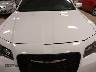 2015 Chrysler 300 S z VIN 2C3CCAGG7FH923212, wystawiony jako IAAI lot #42212494 z przebiegiem 105 000 mil mil oraz . Historia ofert i sprzedaży dostępna na DreamBid. Obrazek 6.
