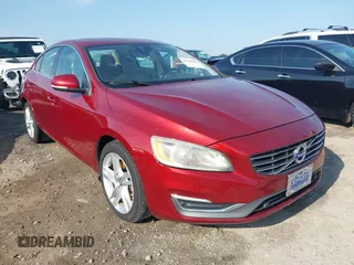 2015 Volvo S60 T5 Drive-E Premier z VIN YV140MFK7F1349445, wystawiony jako IAAI lot #42138682 z przebiegiem 104 111 mil mil oraz . Historia ofert i sprzedaży dostępna na DreamBid. Obrazek 1.