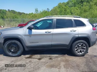2020 Jeep Cherokee Trailhawk z VIN 1C4PJMBX1LD590087, wystawiony jako IAAI lot #42027620 z przebiegiem 91 033 mil mil oraz . Historia ofert i sprzedaży dostępna na DreamBid. Obrazek 14.