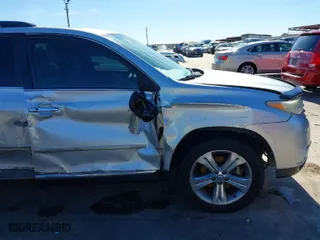 2011 Toyota Highlander Limited with VIN 5TDYK3EH0BS035151, listed as a IAAI auction lot 41281405 with 104,582 mi miles. Bid and sale history available at carsss.com. Image 17.