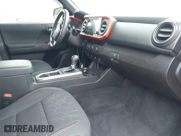 2017 Toyota Tacoma SR5 z VIN 5TFAZ5CN3HX050456, wystawiony jako IAAI lot #41919025 z przebiegiem 131 562 mil mil oraz . Historia ofert i sprzedaży dostępna na DreamBid. Obrazek 5.