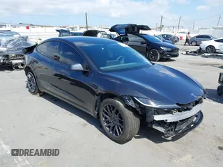 2025 Tesla Model 3 Long Range z VIN 5YJ3E1EB5SF960787, wystawiony jako IAAI lot #42231981 z przebiegiem Nie podano mil oraz . Historia ofert i sprzedaży dostępna na DreamBid. Obrazek 1.