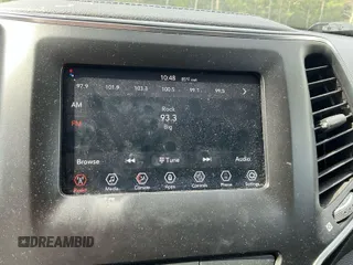 2020 Jeep Cherokee Latitude z VIN 1C4PJLCB4LD628070, wystawiony jako IAAI lot #42859811 z przebiegiem 119 307 mil mil oraz . Historia ofert i sprzedaży dostępna na DreamBid. Obrazek 21.