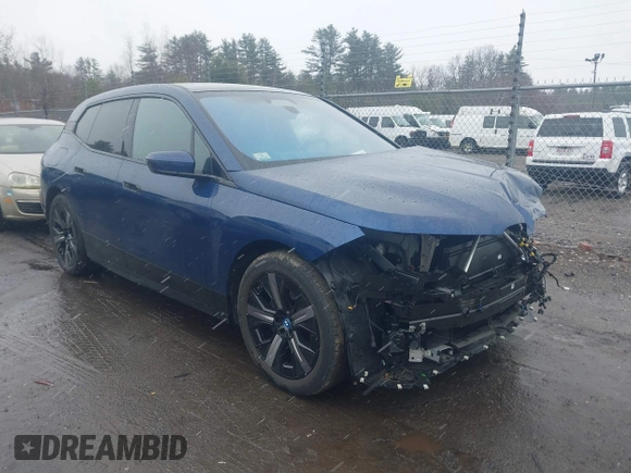 2023 BMW iX xDrive50 z VIN WB523CF08PCM23678, wystawiony jako IAAI lot #41930985 z przebiegiem 19 040 mil mil oraz . Historia ofert i sprzedaży dostępna na DreamBid. Obrazek 1.