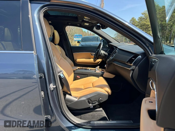 2021 Volvo XC90 Inscription Expression with VIN YV4BR0CL8M1708756, listed as a Copart auction lot 54207055 with 139,013 mi miles and Clean Title. Bid and sale history available at carsss.com. Image 5.