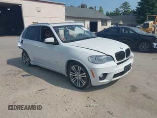 2013 BMW X5 xDrive35i z VIN 5UXZV4C55D0B07060, wystawiony jako IAAI lot #40331229 z przebiegiem 61 458 mil mil oraz . Historia ofert i sprzedaży dostępna na DreamBid. Obrazek 1.