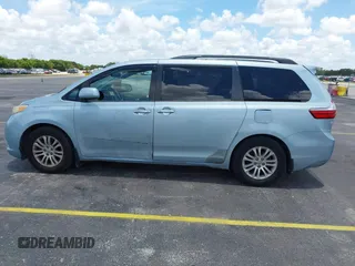 2015 Toyota Sienna XLE с VIN 5TDYK3DC3FS537633, выставлен на аукционе IAAI как лот 42534653 с пробегом 250 730 миль миль и . История ставок и продаж доступна на DreamBid. Изображение 14.