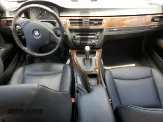 2009 BMW 3 Series 328i z VIN WBAPH57569NM34006, wystawiony jako Copart lot #56855315 z przebiegiem 146 045 mil mil oraz Czysty tytuł • Clean title. Historia ofert i sprzedaży dostępna na DreamBid. Obrazek 8.