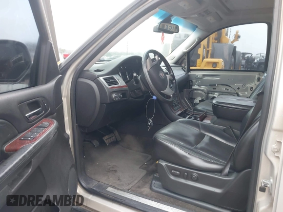 2008 Cadillac Escalade with VIN 1GYEC63818R151366, listed as a IAAI auction lot 41563949 with 272,163 mi miles. Bid and sale history available at carsss.com. Image 5.