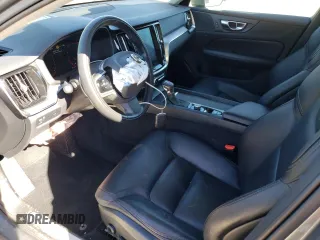 2020 Volvo V60 z VIN YV4102WK5L1035461, wystawiony jako Copart lot #39978503 z przebiegiem 39 013 mil mil oraz . Historia ofert i sprzedaży dostępna na DreamBid. Obrazek 7.