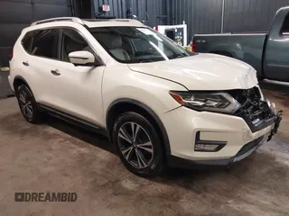 2018 Nissan Rogue SV z VIN JN8AT2MV9JW320059, wystawiony jako IAAI lot #42252933 z przebiegiem 64 033 mil mil oraz . Historia ofert i sprzedaży dostępna na DreamBid. Obrazek 1.