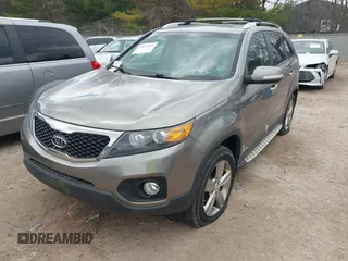 2013 Kia Sorento EX z VIN 5XYKUDA61DG321679, wystawiony jako IAAI lot #42013051 z przebiegiem Nie podano mil oraz . Historia ofert i sprzedaży dostępna na DreamBid. Obrazek 2.
