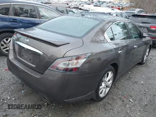 2013 Nissan Maxima SV z VIN 1N4AA5AP5DC819199, wystawiony jako IAAI lot #41519631 z przebiegiem 122 934 mil mil oraz . Historia ofert i sprzedaży dostępna na DreamBid. Obrazek 4.