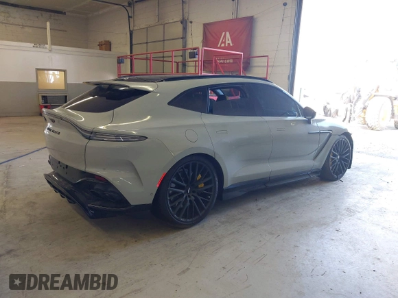 2023 Aston Martin DBX 707 z VIN SD7VUJBW2PTV05712, wystawiony jako IAAI lot #40673188 z przebiegiem 4702 mil mil oraz . Historia ofert i sprzedaży dostępna na DreamBid. Obrazek 4.