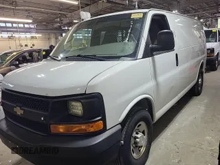 2015 Chevrolet Express Cargo z VIN 1GCWGFCF7F1127808, wystawiony jako IAAI lot #42388840 z przebiegiem 169 934 mil mil oraz . Historia ofert i sprzedaży dostępna na DreamBid. Obrazek 1.