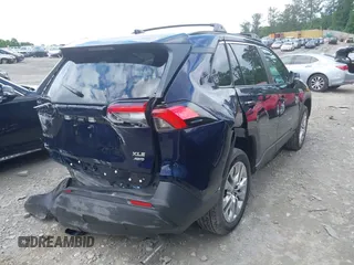 2025 Toyota RAV4 XLE Premium z VIN 2T3A1RFV7SW514631, wystawiony jako IAAI lot #42247225 z przebiegiem 4 815 mil mil oraz . Historia ofert i sprzedaży dostępna na DreamBid. Obrazek 4.