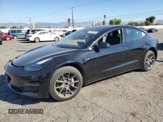 2022 Tesla Model 3 z VIN 5YJ3E1EA1NF115575, wystawiony jako Copart lot #46151035 z przebiegiem 53 568 mil mil oraz Szkoda całkowita • Salvage title. Historia ofert i sprzedaży dostępna na DreamBid. Obrazek 1.