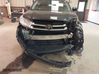 2017 Toyota Highlander XLE with VIN 5TDJZRFH1HS410312, listed as a IAAI auction lot 41729147 with 126,404 mi miles. Bid and sale history available at carsss.com. Image 6.